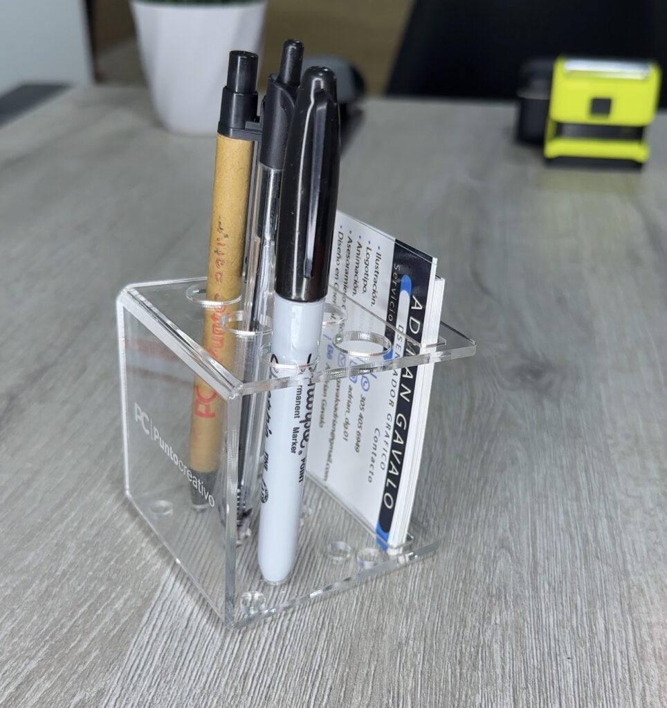 porta-lapiceros-en-acrilico-de-7x7x7cm-para-6-lapiceros